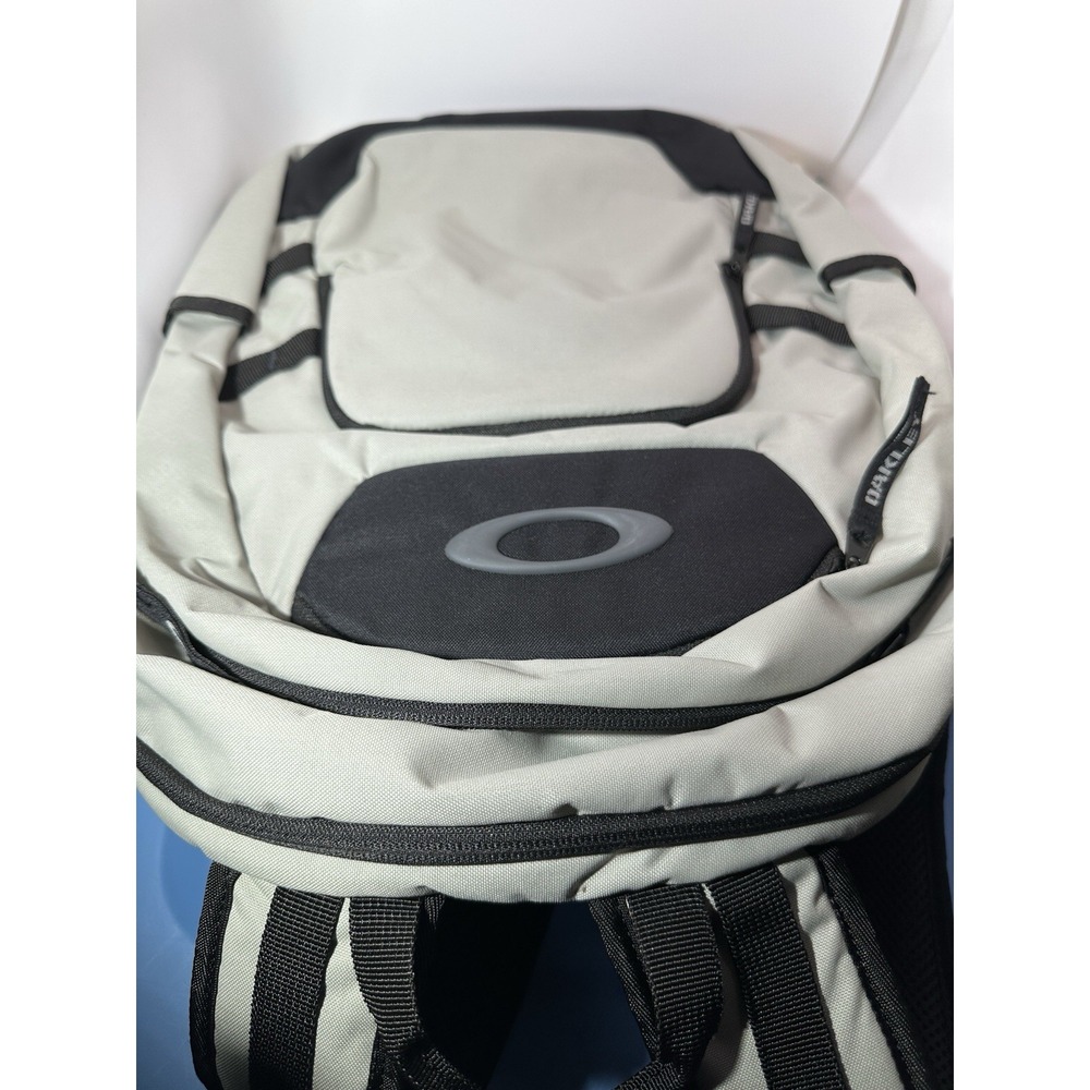 Oakley Gearbox 5 Speed 24L Backpack Stone Gray/Black NWT - Picture 7 of 8